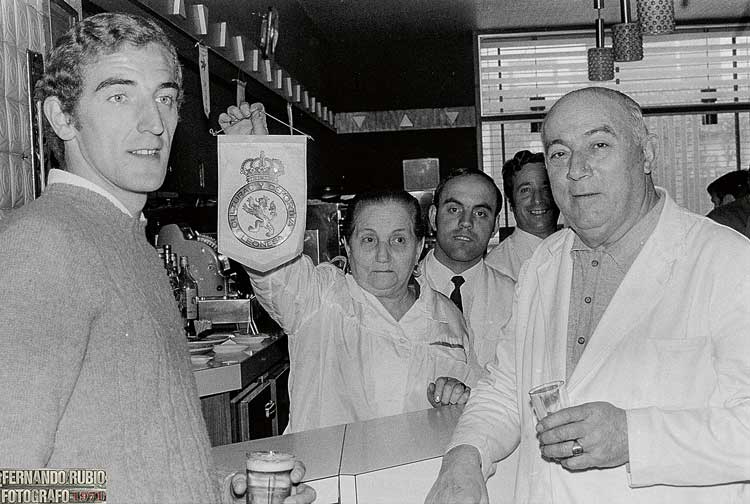 Celebrando el ascenso de la Cultural en La Puentecilla. | FERNANDO RUBIO