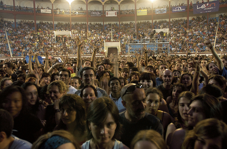 El público abarrotó la Plaza de Toros de León para ver al norteamericano. | MAURICIO PEÑA