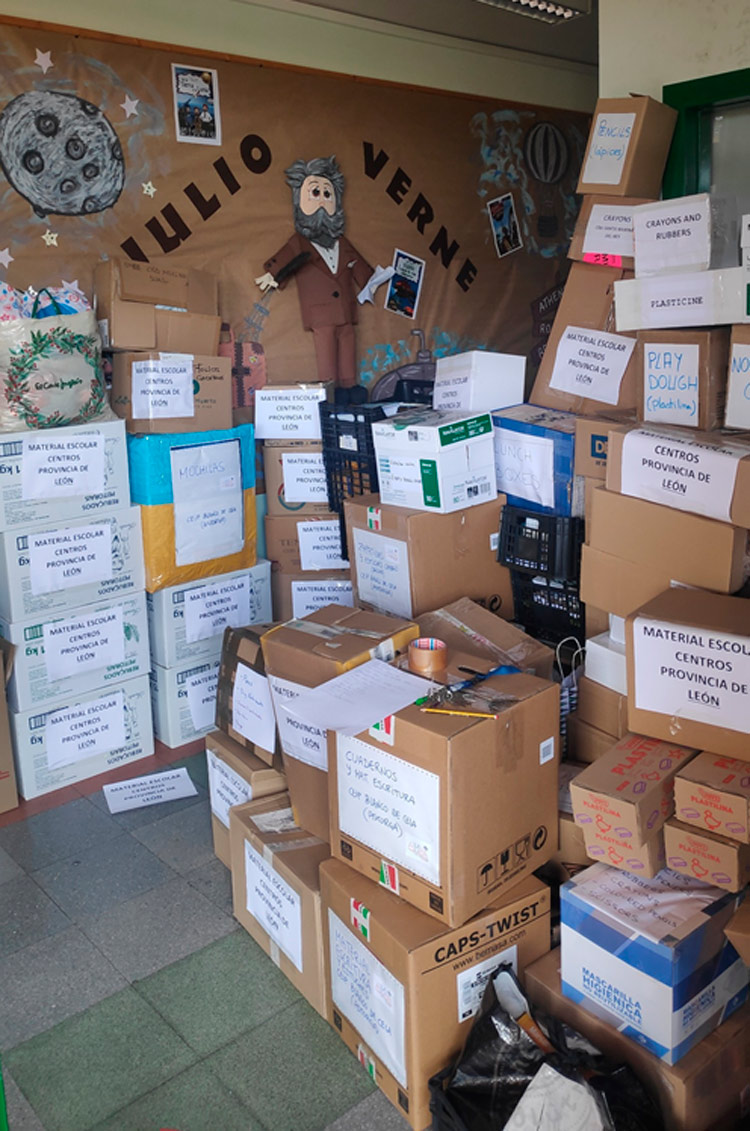 Los pasillos del colegio en Lorenzana repletos de material escolar. | L.N.C.