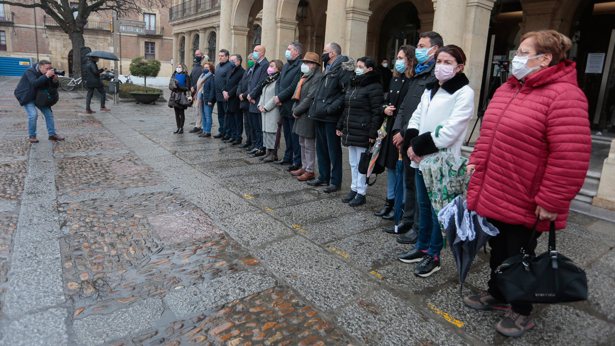 Concentración silenciosa en la plaza San Marcelo, en León. | CAMPILLO / ICAL