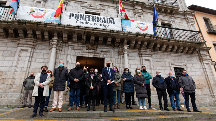 Representantes del Ayuntamiento también se han concentrado en Ponferrada. | SÁNCHEZ / ICAL
