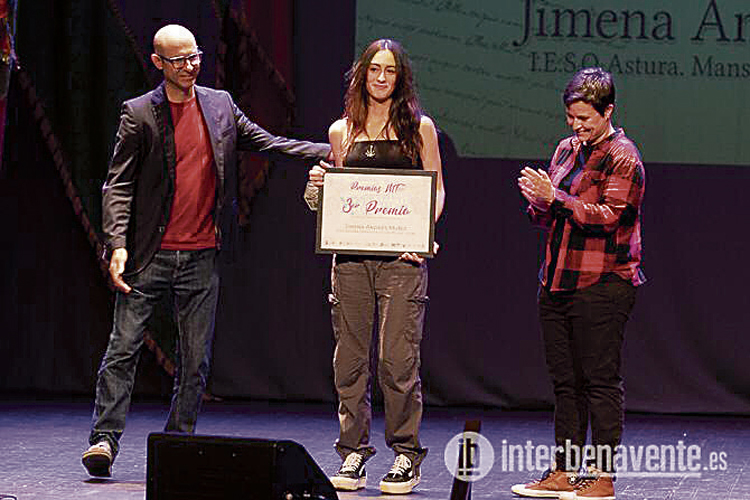 Jimena Muñiz, de Mansilla de las Mulas, recogiendo su galardón. | PREMIOS MT