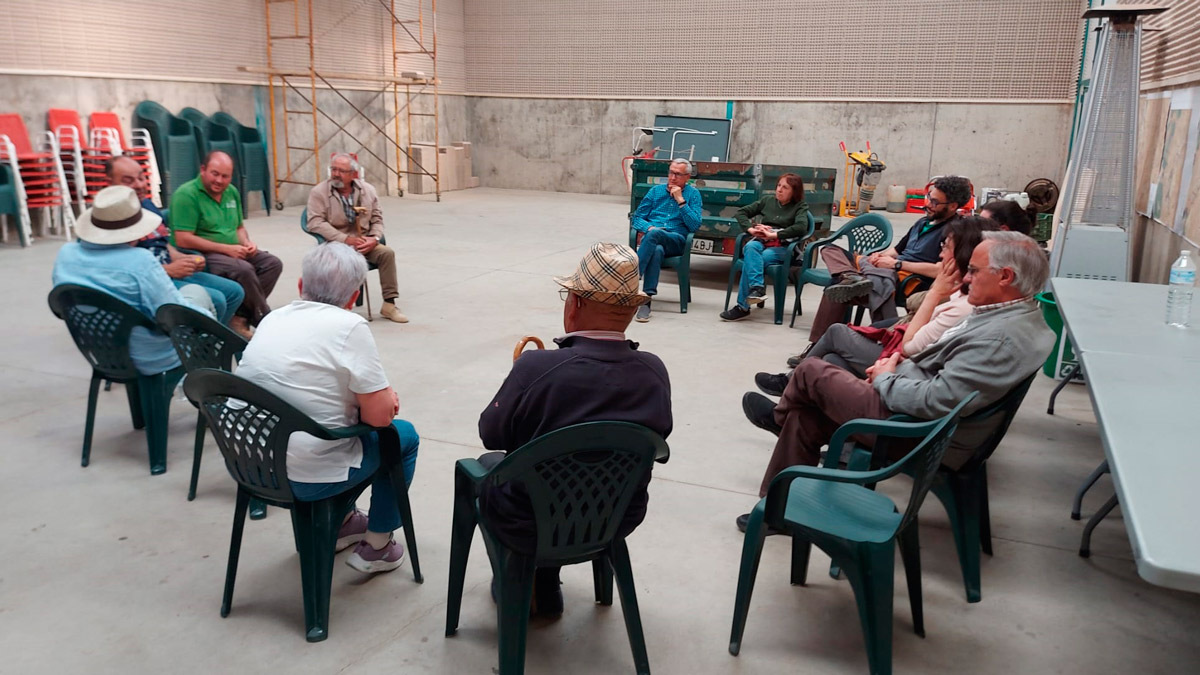 Reunión celebrada este miércoles en Alcuetas con los vecinos para explicarles la situación.