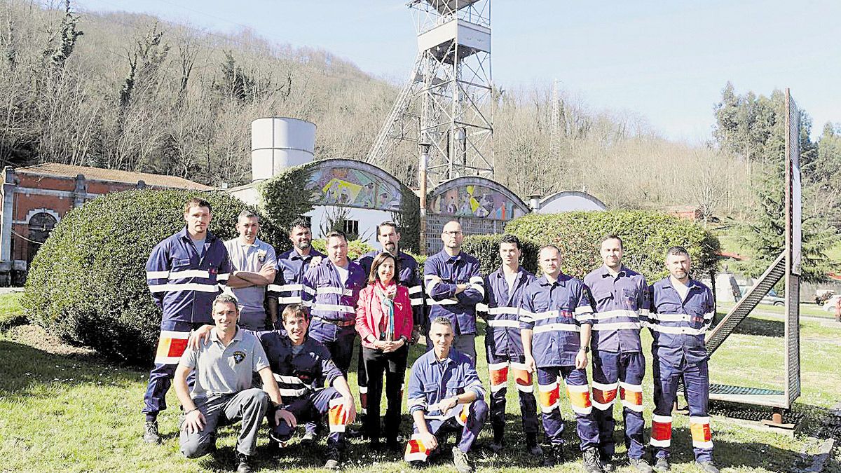 La ministra de Defensa, Margarita Robles, esta semana con los miembros de la Brigada de Salvamento Minero de Hunosa. | CAREIJIDO (LA VOZ DE  ASTURIAS)