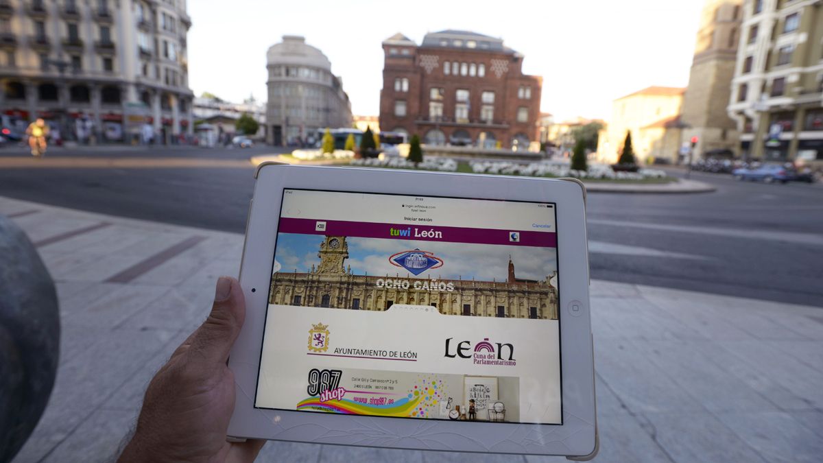 El objetivo es que la red wifi esté plenamente operativa antes de la Semana Santa. | MAURICIO PEÑA El objetivo es que la red wifi esté plenamente operativa antes de la Semana Santa. | MAURICIO PEÑA