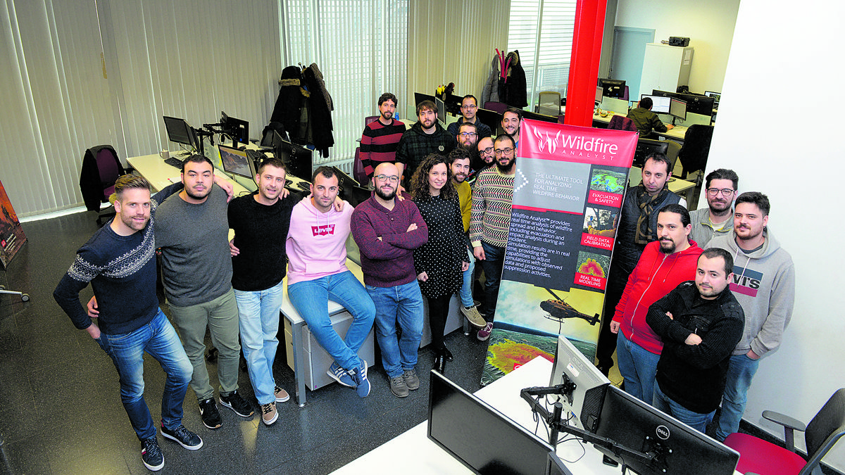 El equipo de Tecnosylva que trabaja diariamente analizando incendios de todo el mundo desde el Parque Tecnológico de León. | MAURICIO PEÑA