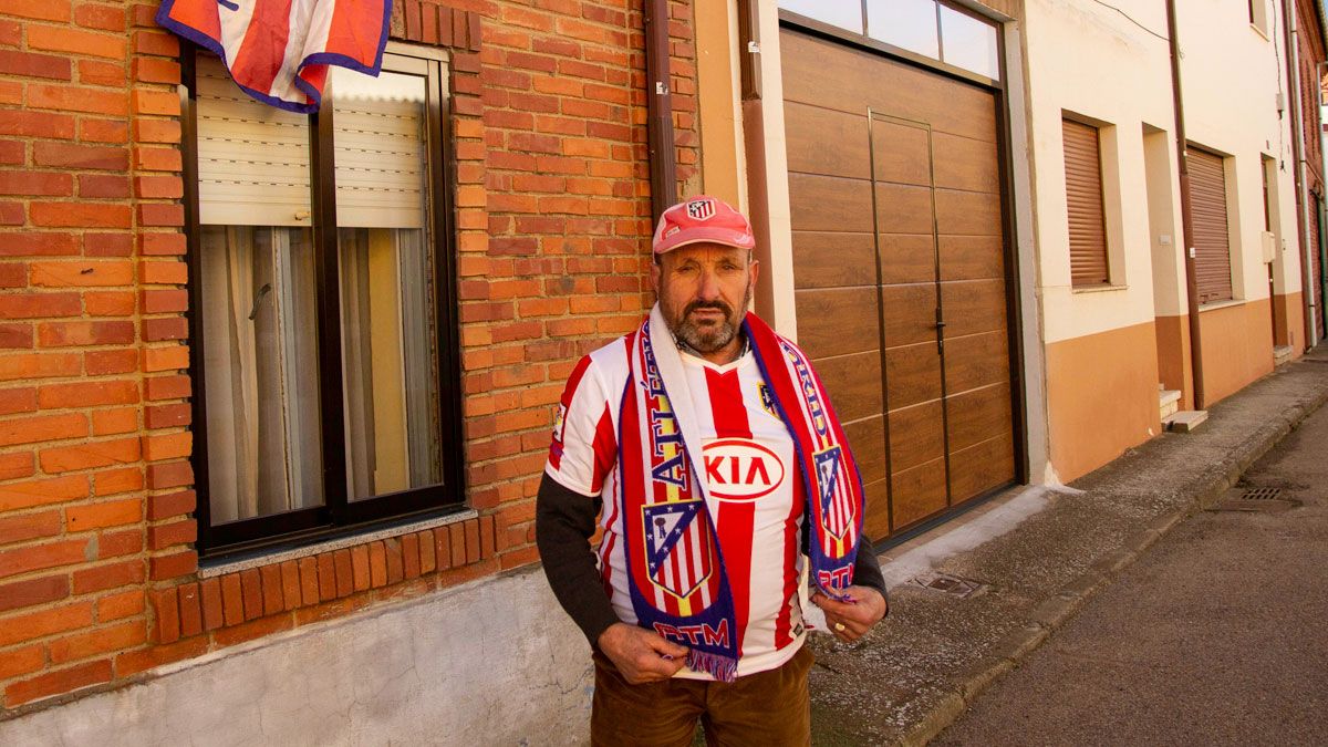 En el balcón de la casa de Salvador en Villadangos luce permanéntemente la bandera de su Atlético de Madrid. | JESÚS G.G.