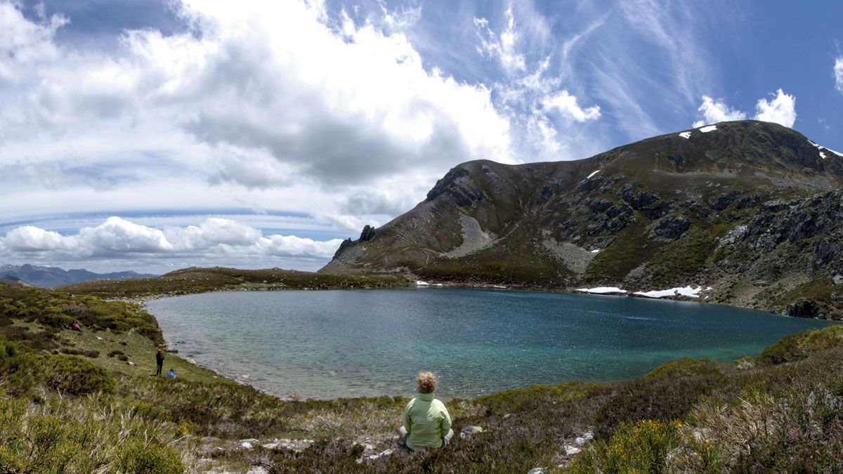 En la fotografía, espectacular imagen panorámica al pie del lago Isoba. | VICENTE GARCÍA