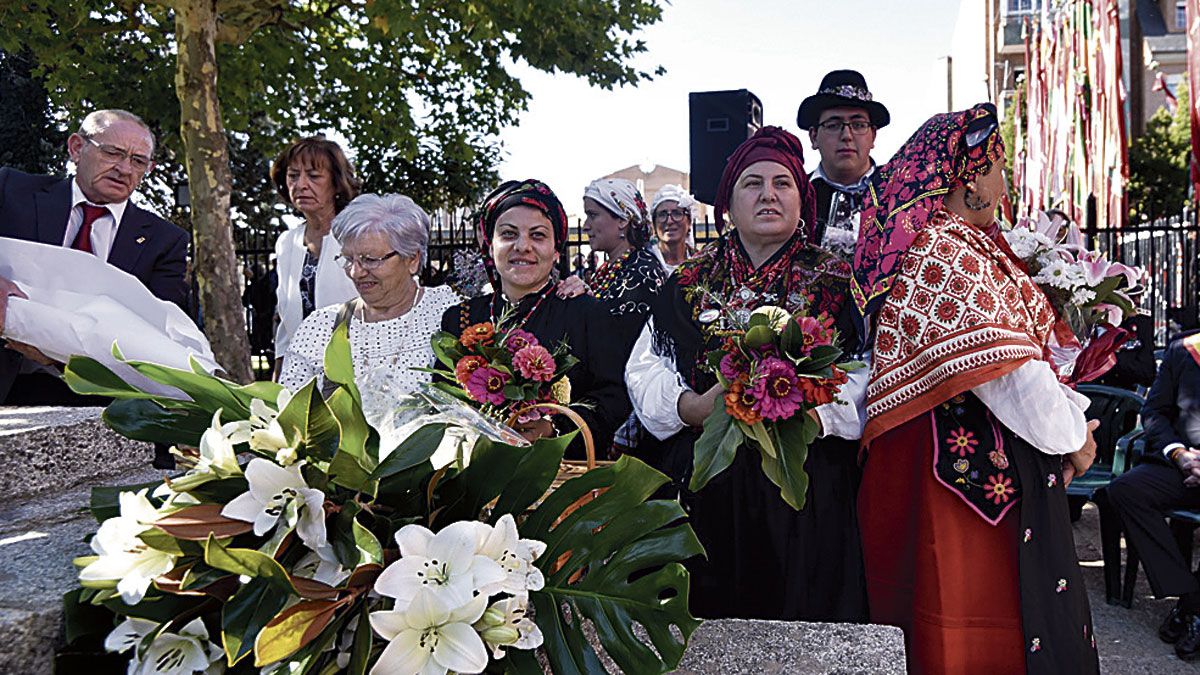 Ofrenda floral en La Virgen del Camino en la romería de San Froilán. SAÚL ARÉN