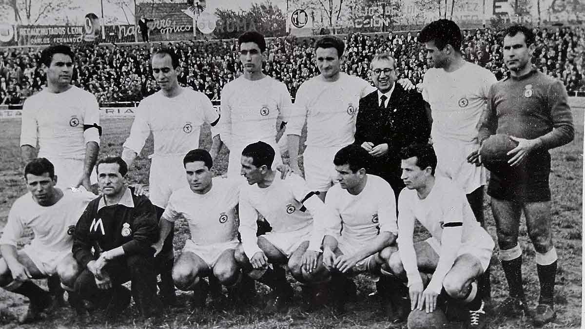 El presidente José Fernández Nieto, junto al escudo de la Ponferradina en la sede del club. | L.N.C.