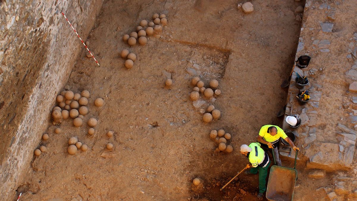 Obras de excavación en la parte del Castillo Viejo. | AYUNTAMIENTO PONFERRADA