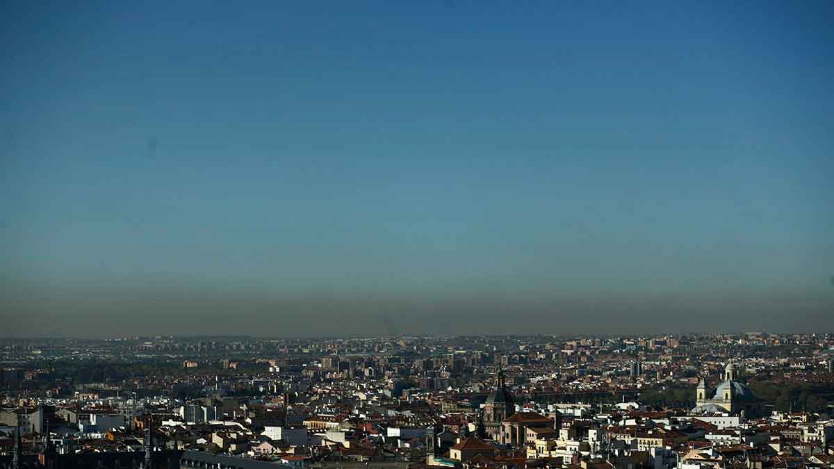 Imagen de la ciudad de Madrid tomada desde la céntrica zona de Callao, donde son evidentes los efectos de la contaminación. | EP