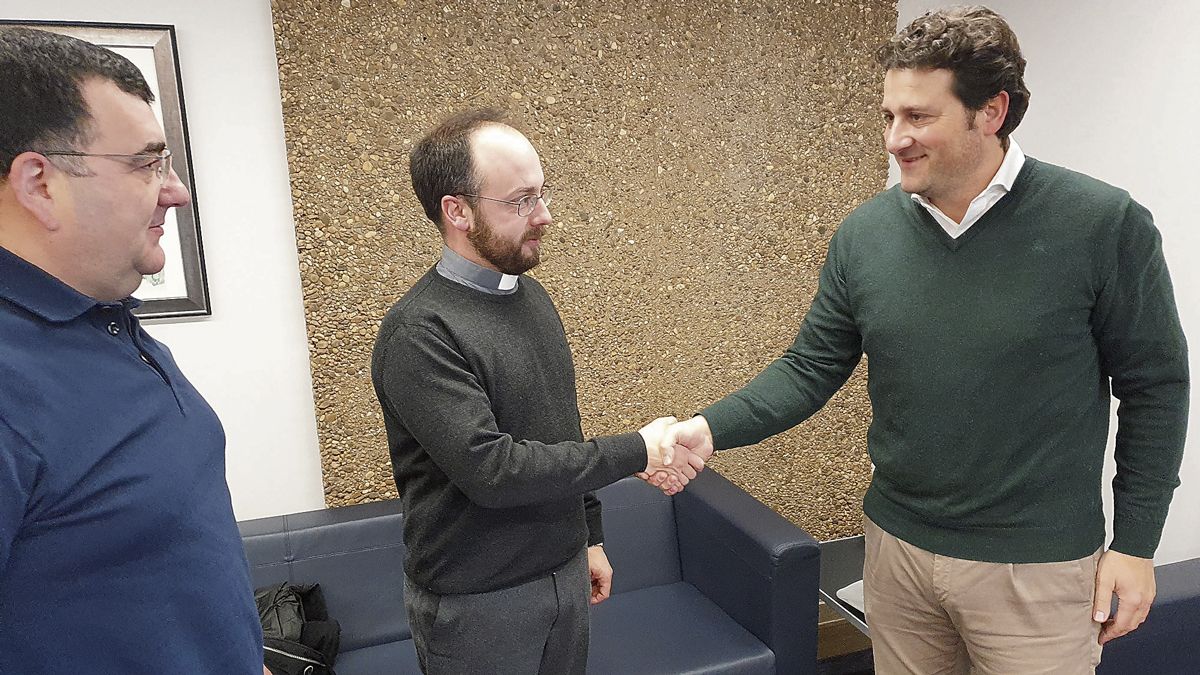 Imagen de la reunión del párroco con el alcalde de Villaquilambre. | L.N.C.