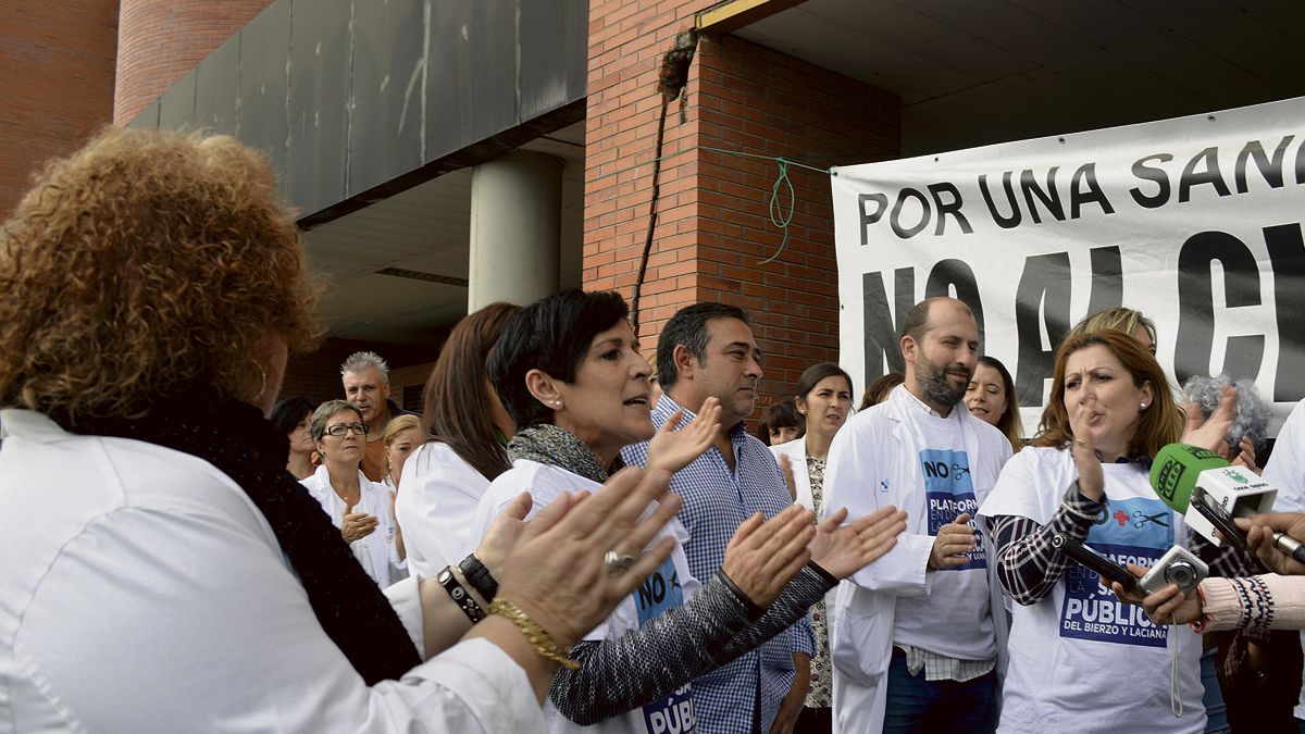 Una de las movilizaciones por otros problemas sanitarios a las puertas del centro ponferradino.