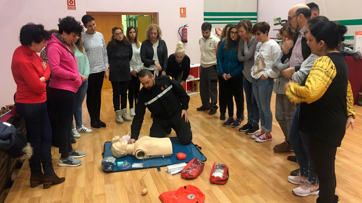 Los responsables de la UME dando el curso a los farmacéuticos. | L.N.C.