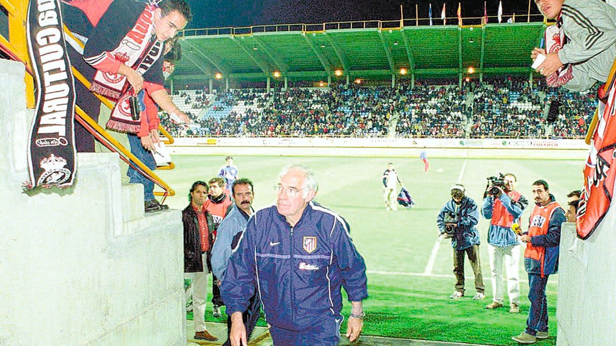 Luis Aragonés, técnico del Atlético, se retira a vestuarios en el Reino. | MAURICIO PEÑA