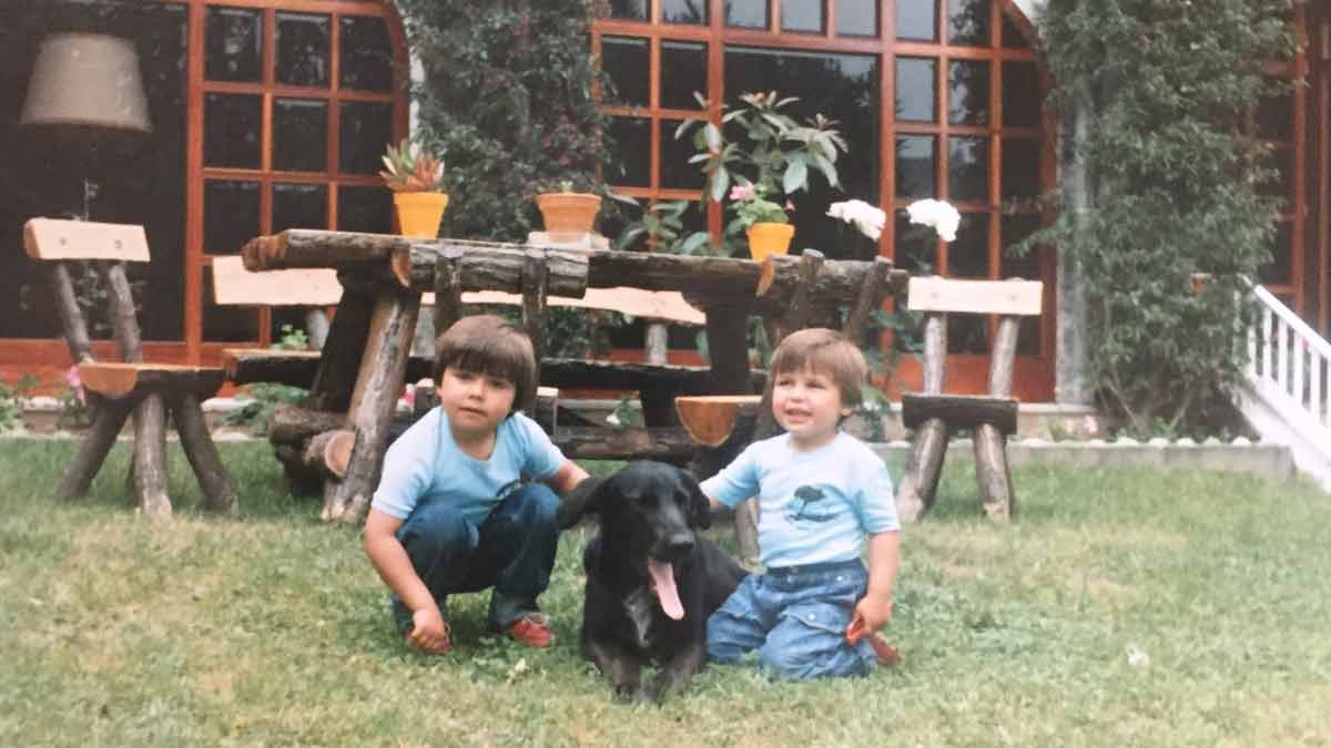 Tino Rodríguez (izquierda) con su hermano Daniel en unas vacaciones en Santander. "Llovió tanto todos los días que apenas pudimos salir", recuerda.
