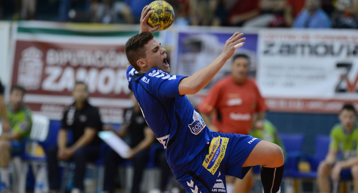 Mario López lanza a portería durante un partido de la pasada temporada. | JAVIER QUINTANA Mario López lanza a portería durante un partido de la pasada temporada. | JAVIER QUINTANA