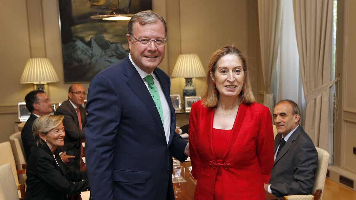Antonio Silván y Ana Pastor, durante la reunión mantenida este jueves en Madrid. | JUAN LÁZARO (ICAL)