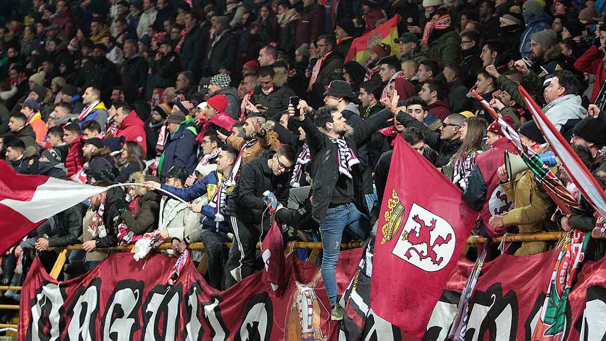 La afición de la Cultural y Deportiva Leonesa este jueves en las gradas del Reino de León. | ICAL