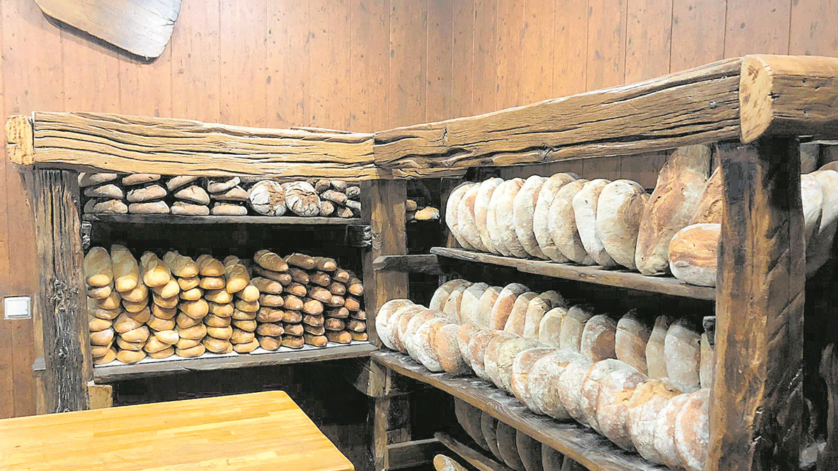 Imagen del despacho de pan, lleno de apetecibles productos.