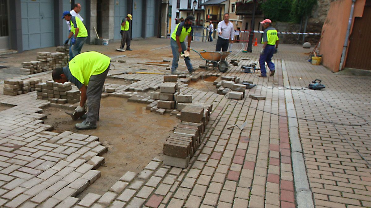 Obras de mantenimiento y mejora de calles en el municipio de Ponferrada, en una imagen de archivo. | Ical