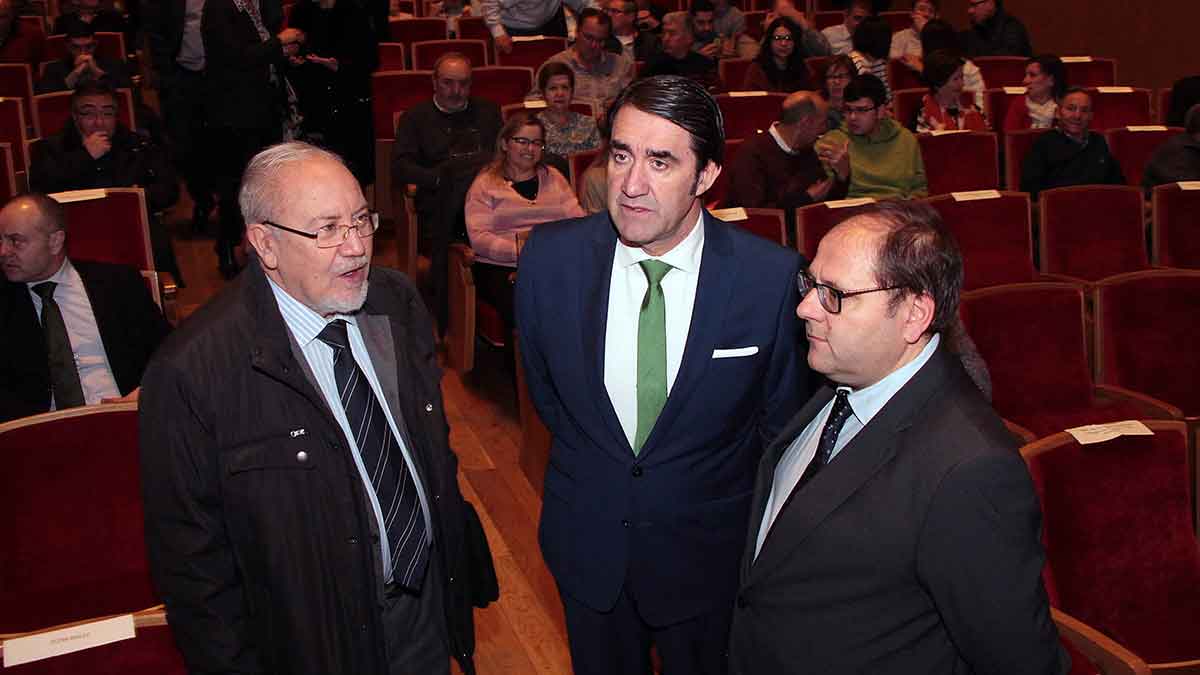 El consejero de Fomento y Medio Ambiente, Juan Carlos Suárez-Quiñones(C), con el exconsejero Julio Valín(I) y el alcalde de La Bañeza, Javier Carrera(D). | ICAL
