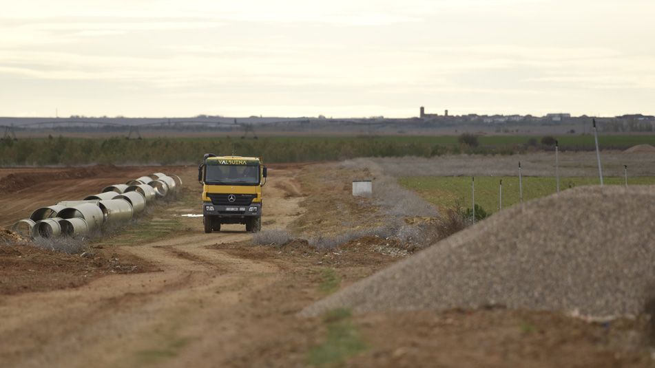 En la actualidad Tragsa está realizando obras en varios sectores del Canal Bajo de Payuelos. | SAÚL ARÉN