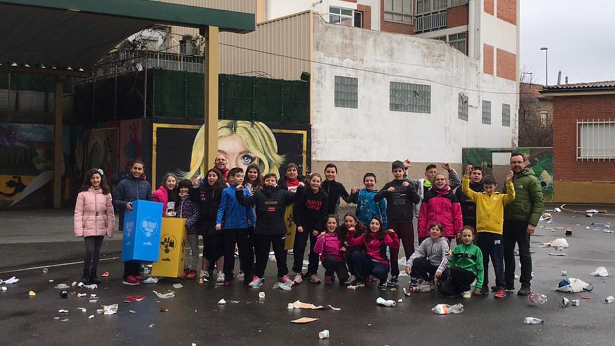 Escolares recogiendo la basura del patio del Colegio Emilia Menéndez con los contenedores de Ecoembes. | L.N.C.
