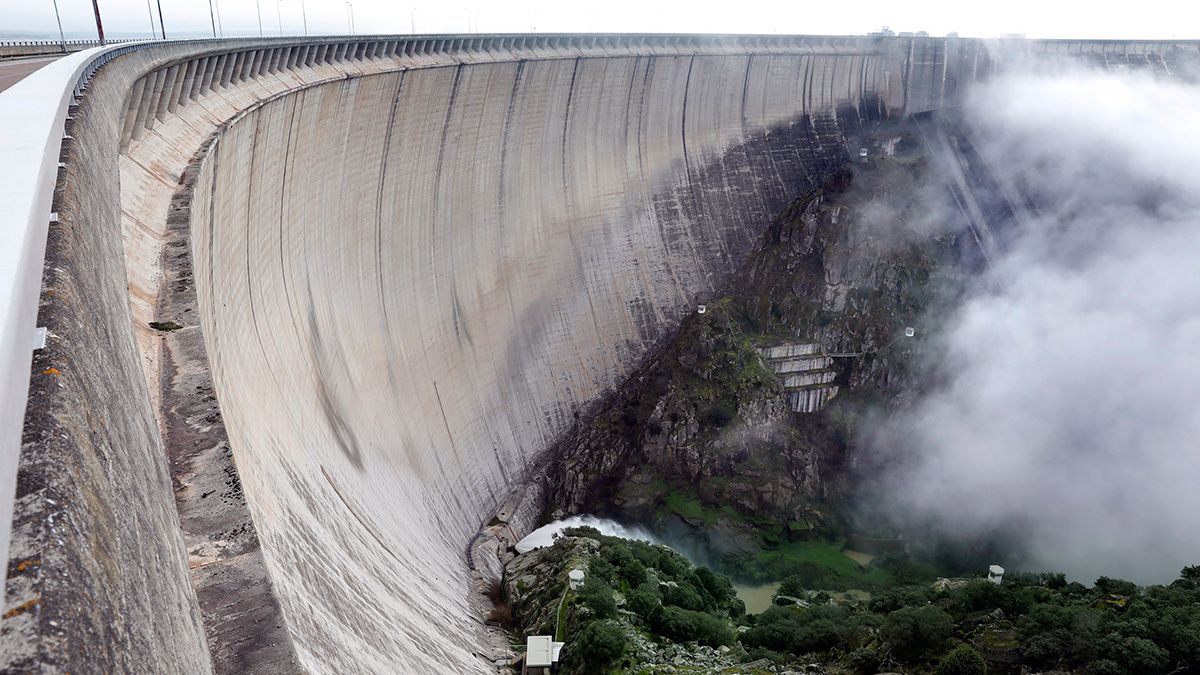 Embalse de Almendra y la central hidroeléctrica de Villarino, en la provincia de Salamanca, explotada por Iberdrola. | ICAL