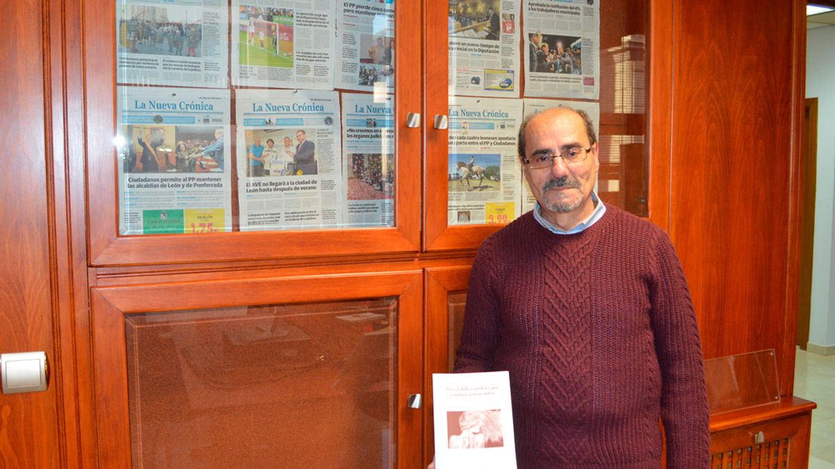 Emilio Vega dando a conocer a La Nueva Crónica uno de sus trabajos.