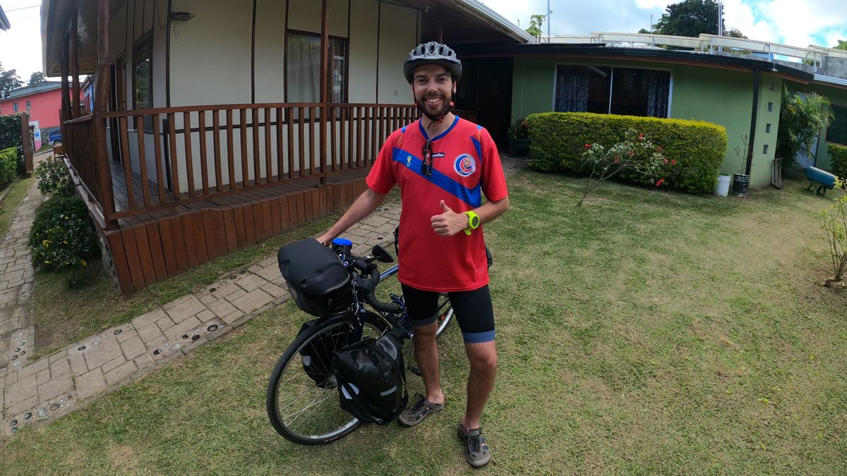 Alfonso Tascón, con su bicicleta, poco antes de partir hacia Argentina desde San José, en Costa Rica. | L.N.C.