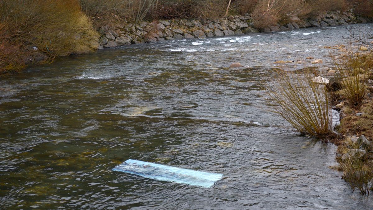 Media obra de Sebas Román en las profundidades del río Torío. | MAURICIO PEÑA Media obra de Sebas Román en las profundidades del río Torío. | MAURICIO PEÑA