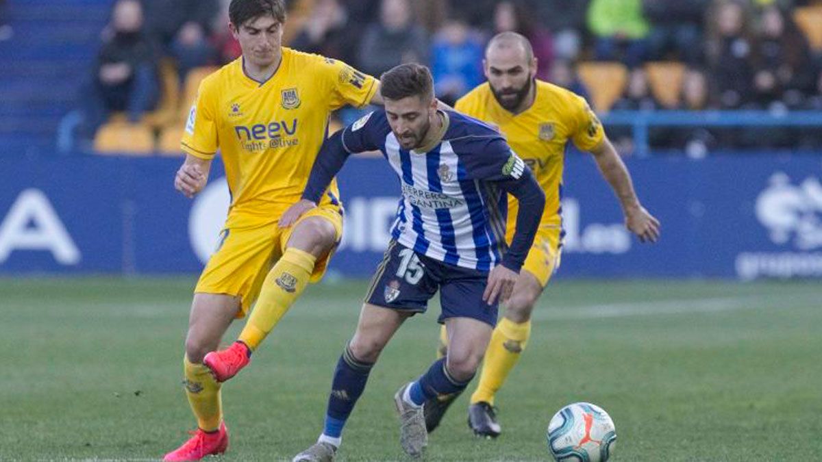 Gil se zafa de dos rivales del Alcorcón. | LALIGA