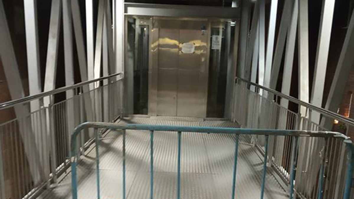El ascensor sigue cerrado a los usuarios y obliga a utilizar las escaleras.