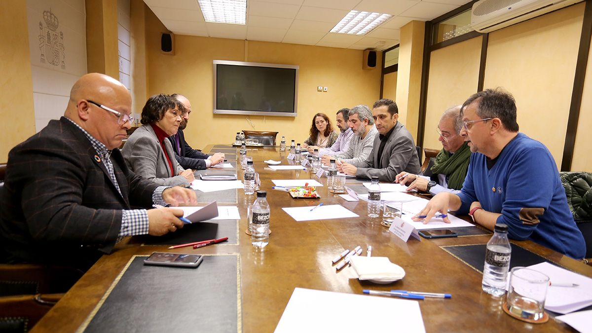 El secretario autonómico de CCOO, Vicente Andrés, y el vicesecretario general de UGT Castilla y León, Evelio Angulo, se reúnen con la delegada del Gobierno, Mercedes Martín, para solicitar la creación de la Mesa por un Futuro para León. | ICAL