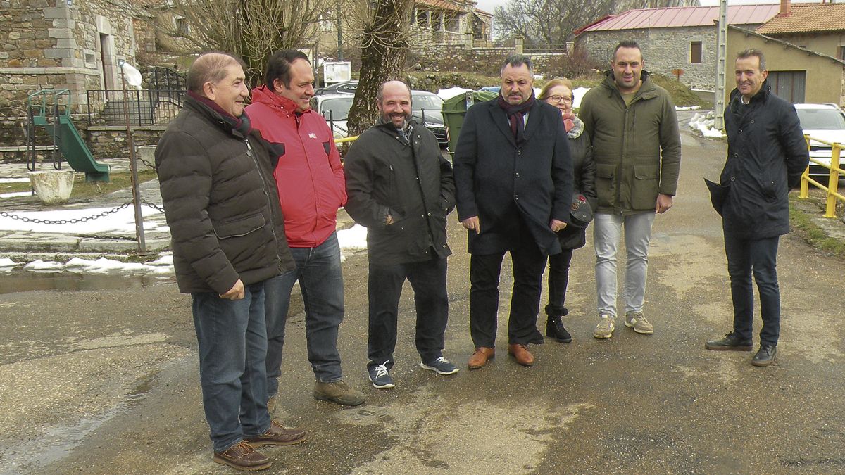 Los representantes de la Diputación y del municipio comprobaron el estado de la carretera Villamanín-Aralla. | E. NIÑO