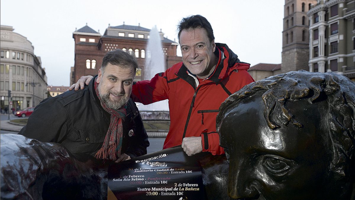 Javier Baíllo y Javier Arias posan junto a La Negrilla de Amancio en la plaza de Santo Domingo. | MAURICIO PEÑA