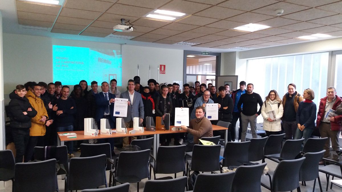Alumnos leoneses del CIFP Tecnológico Industrial con profesores del centro y responsables de Rehau. | L.N.C.
