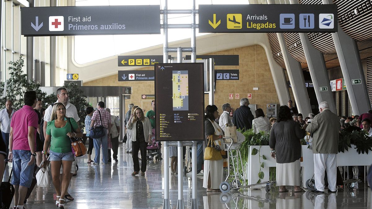 Usuarios del aeropuerto de León en una imagen de archivo. | MAURICIO PEÑA