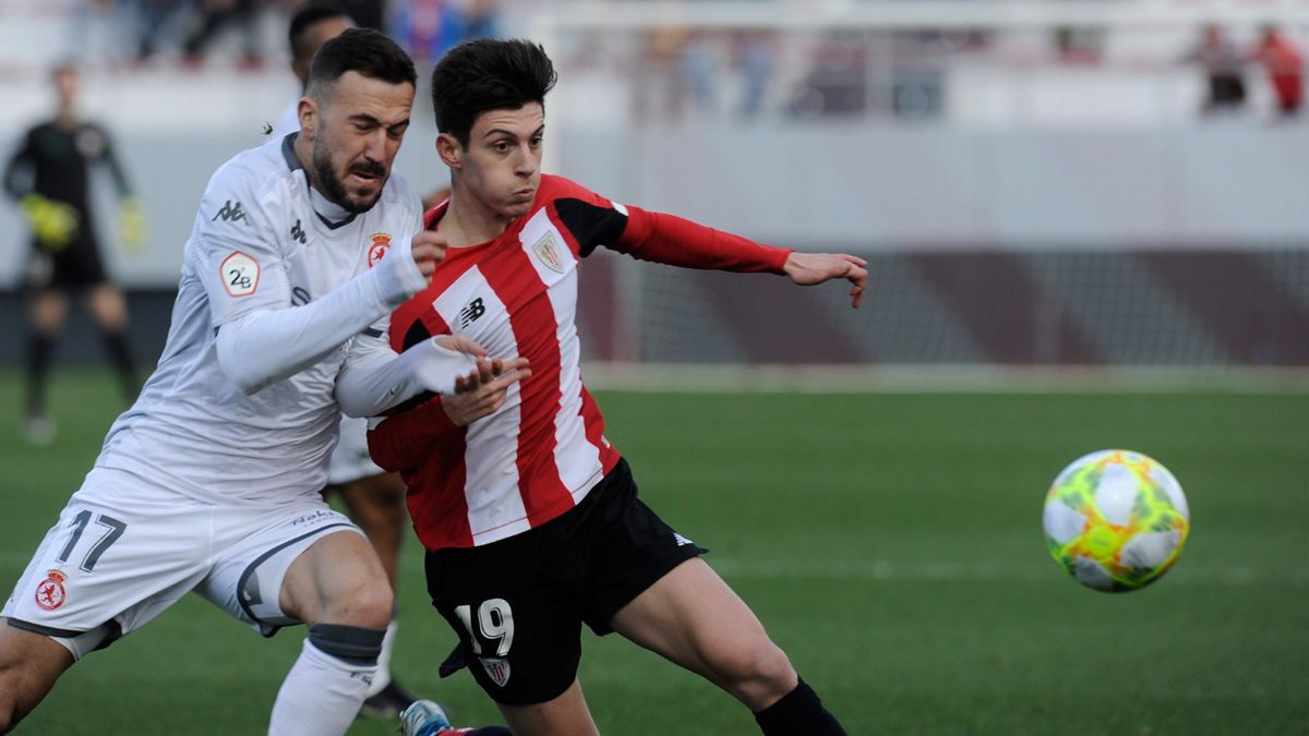 Dioni pelea por un balón durante el partido en Bilbao. | ATHLETIC CLUB