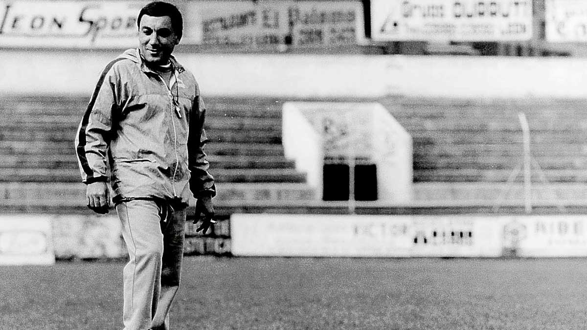 José Carrete, durante un entrenamiento al frente de la Cultural en La Puentecilla.  | MAURICIO PEÑA