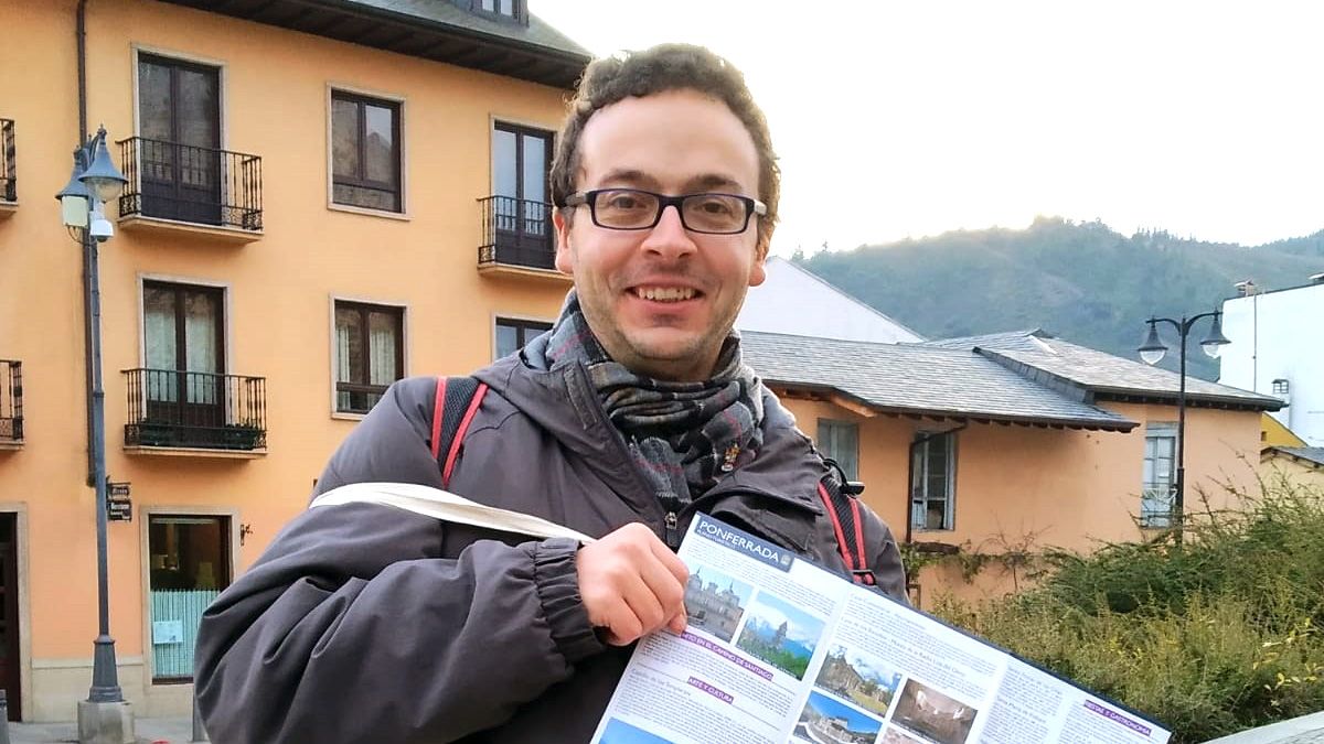 Stefano Bagnasco, ante el Castillo de Ponferrada con un folleto de la ciudad.  | L.N.C.