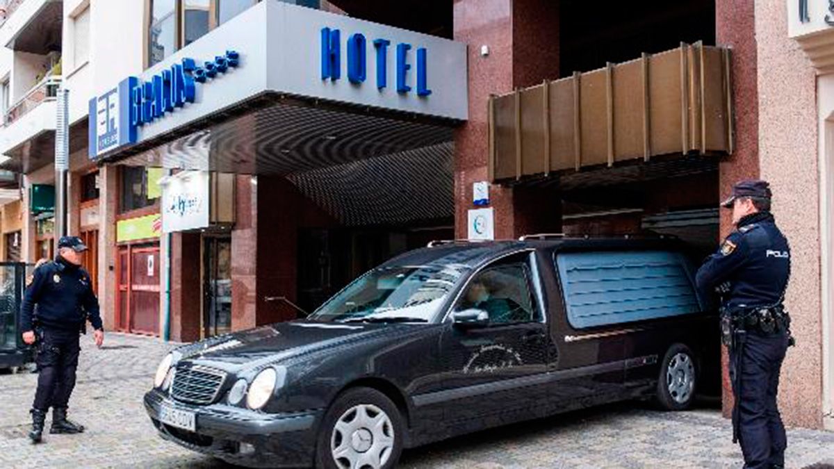 Un coche fúnebre sale de un hotel de Logroño con el cadáver de la niña de 5 años. | ABC.ES