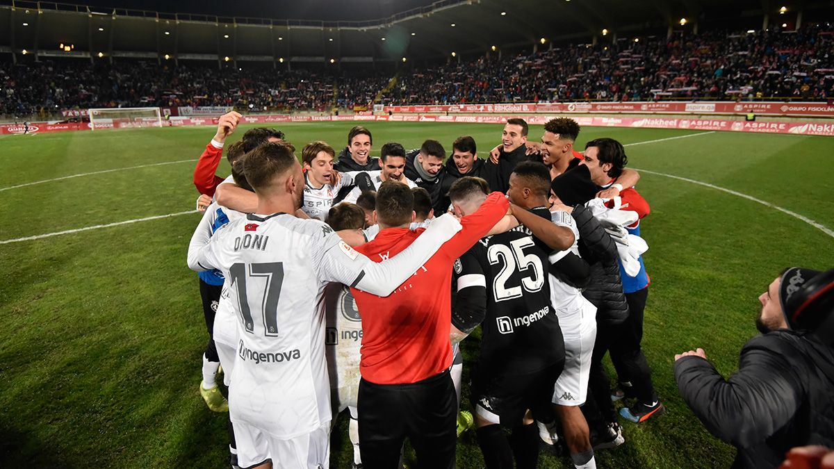 Los jugadores de la Cultural celebran el pase a los octavos de final ante el Atlético de Madrid. | SAÚL ARÉN