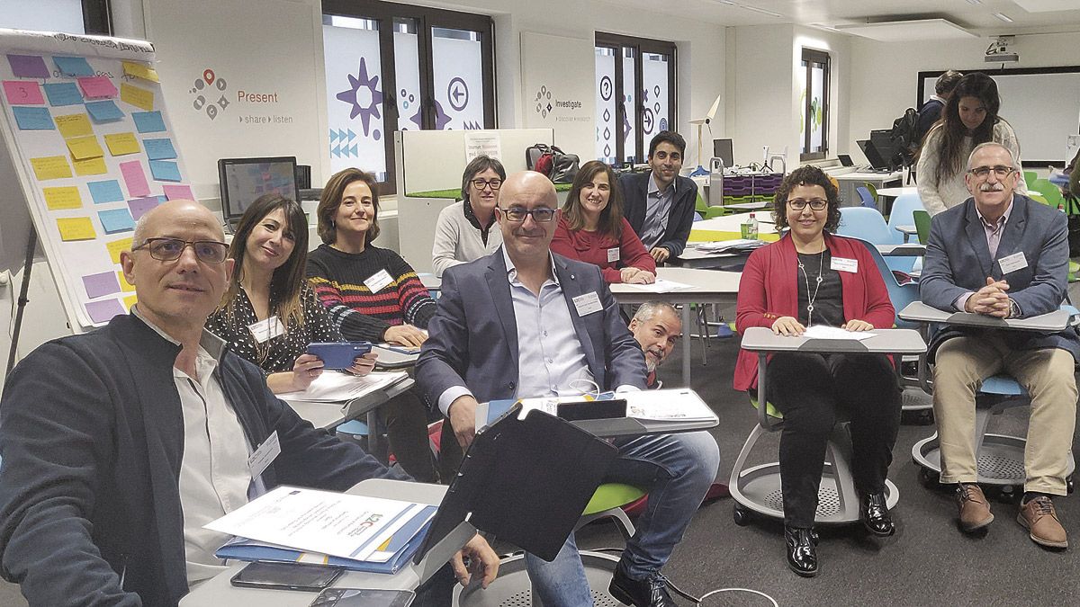 Imagen del profesorado del instituto de Boñar en el 'Aula del futuro'. | L.N.C.