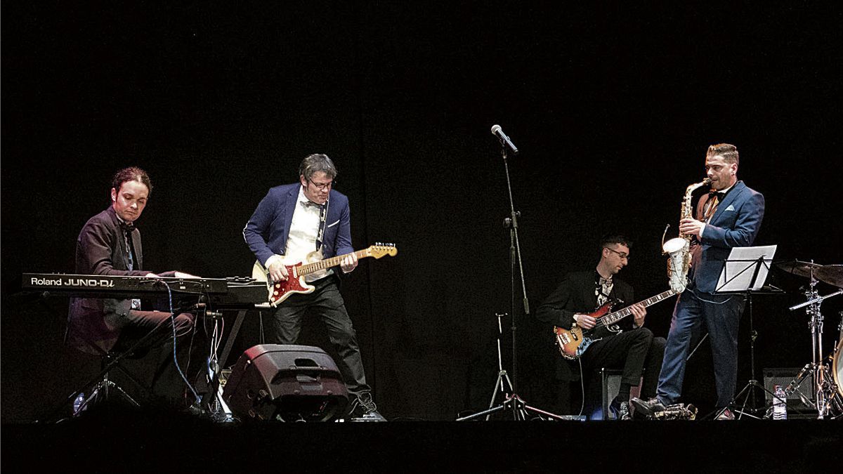 Mario Morla en los teclados acompañando al saxofonista leonés Lugotti en una actuación en el Teatro San Francisco. | VICENTE GARCÍA