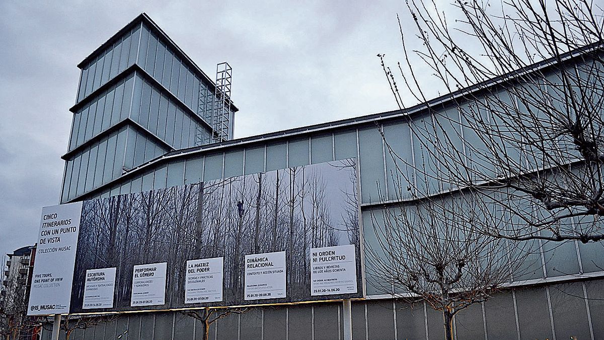 Uno de los laterales del Musac con el cartel que anuncia los cinco tramos de su actual exposición.