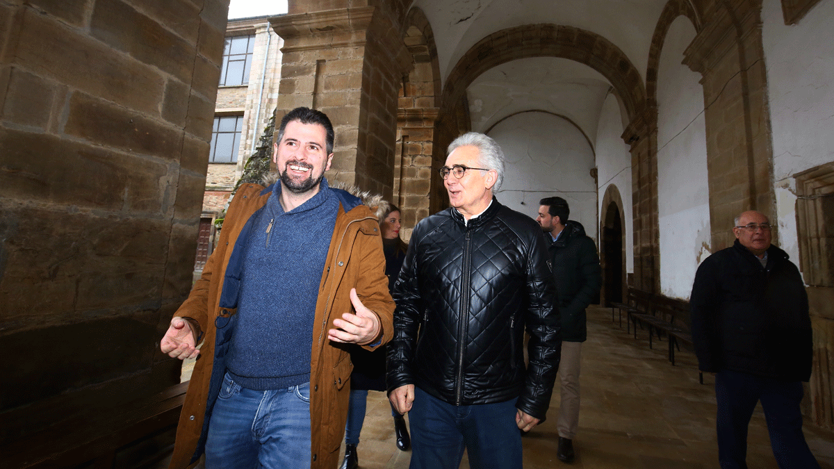 Tudanca, junto con los procuradores Nuria Rubio y Diego Moreno, visitaon junto al alcalde de Vega el monasterio.