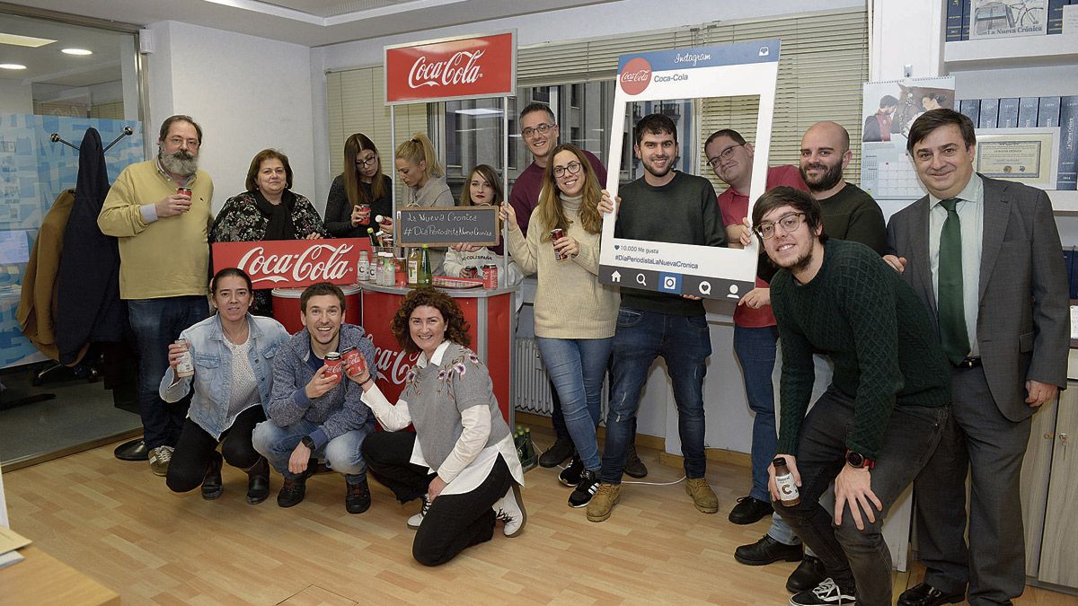 Parte del equipo de La Nueva Crónica posa con el 'stand' de Coca-Cola.  | MAURICIO PEÑA